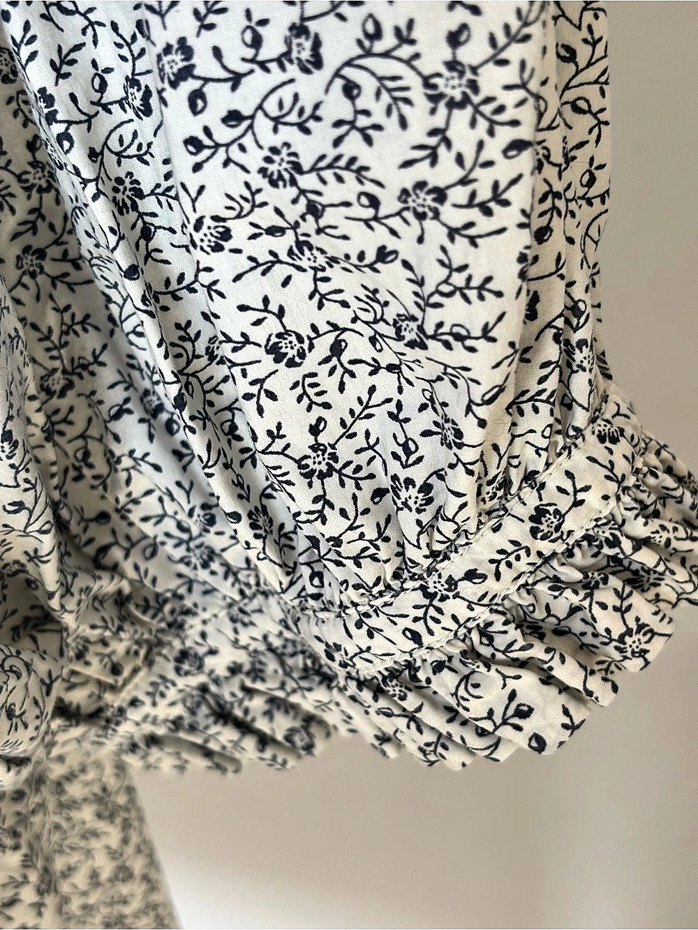 Doen Floral Cotton Blouse in White & Blue Size Medium - Picture 8 of 13